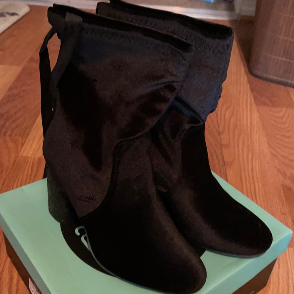 Black velvet heeled boots with glitter